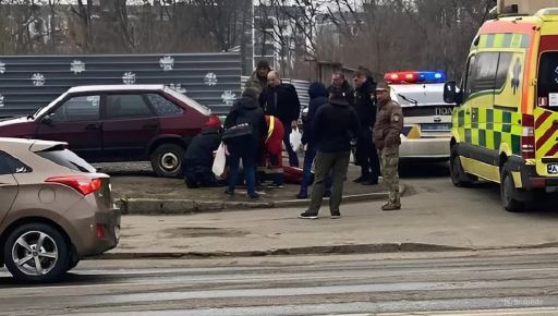 У Харкові чоловік помер на зупинці: деталі від поліції