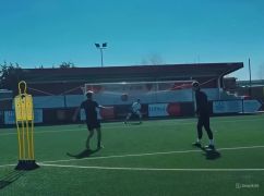 Мудрик сменил имидж и показал эффектные голы на тренировке