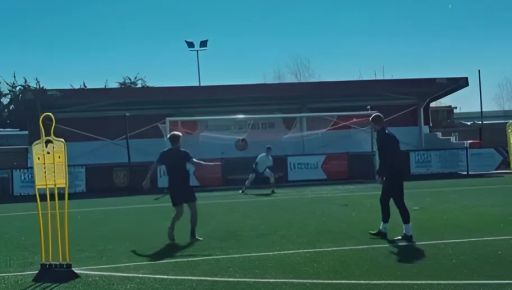 Мудрик сменил имидж и показал эффектные голы на тренировке