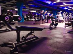 Поднял как штангу: футболист из Харьковщины засветился с эффектной блондинкой в зале