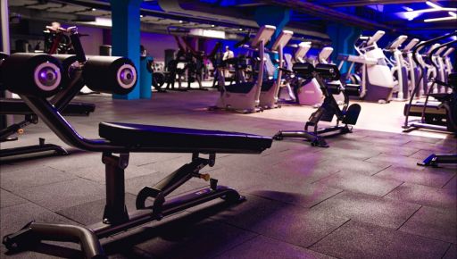 Поднял как штангу: футболист из Харьковщины засветился с эффектной блондинкой в зале