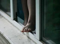 В Харькове трехлетний ребенок выпал из окна пятого этажа: что известно