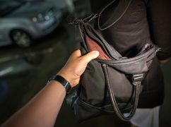 Повалив на землю та відібрав сумку: у Харкові затримали 40-річного грабіжника