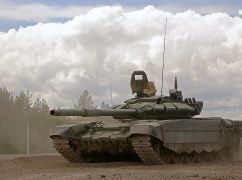 На Изюмском направлении уничтожили Т-72Б3: Бойцы обследуют разбитую технику