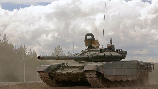 На Ізюмському напрямку знищили Т-72Б3: Бійці обстежують розбиту техніку