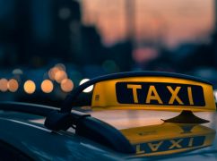 На Харківщині озброєний пасажир таксі погрожував копам пістолетом