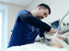 Лікарі Харківщини борються за життя хлопчика, пораненого внаслідок російського обстрілу: у якому стані дитина