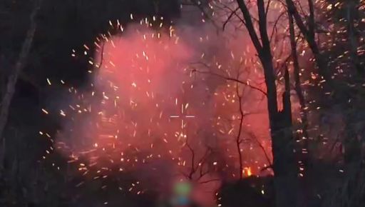 На Харьковщине пограничники сожгли антенну связи и два автомобиля россиян: кадры с фронта