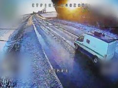 На Харківщині прикордонники спалили 13 російських автівок: кадри з фронту