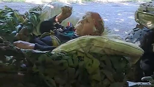 Одинокую бабушку вывезли из почти уничтоженного поселка на Харьковщине: кадры эвакуации