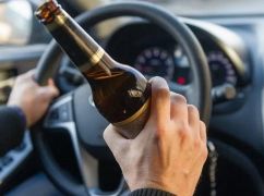 В Харькове пьяный водитель Renault протаранил припаркованный автомобиль