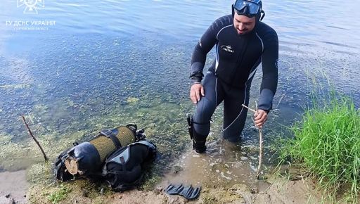 В Харьковской области полутонную российскую бомбу взорвали под водой: Кадры работы водолазов