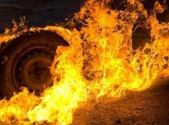 В Харькове среди дороги загорелся Peugeot: Кадры с места