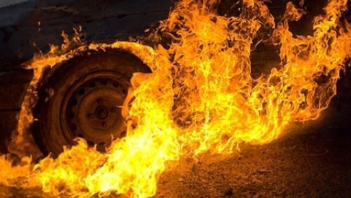 У Харкові серед дороги загорівся Peugeot: Кадри з місця