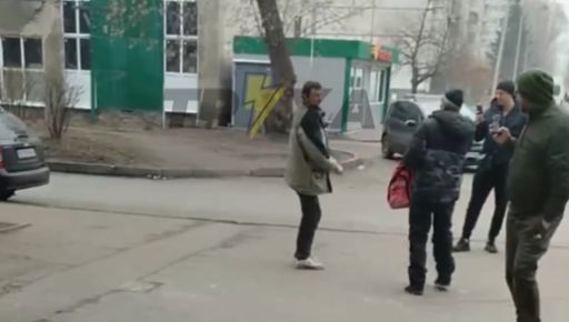 В Харькове мужчина бросается на прохожих с ножом: Видео из соцсетей