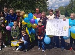 Зустрічали всім селом: На Харківщину з полону повернувся захисник Маріуполя